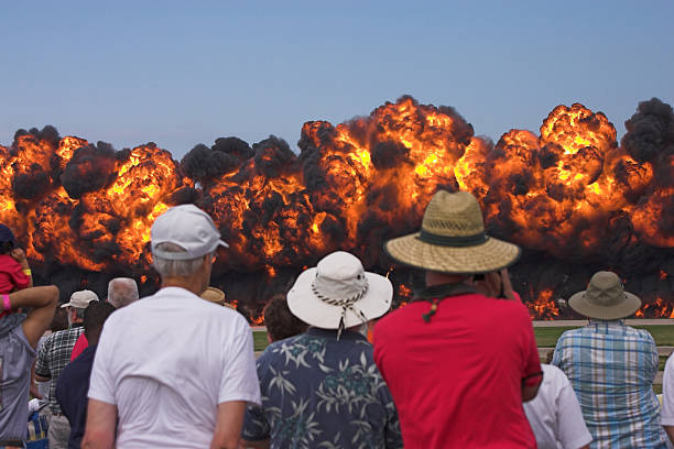 群衆の腕時計 100 の高い壁の暖炉 - airshow fire bombing eaa ストックフォトと画像