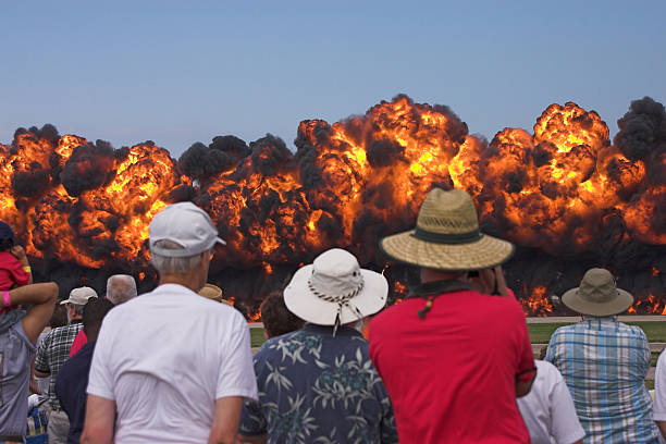 relógios de multidão 100 pé alto parede de fogo - airshow fire bombing eaa imagens e fotografias de stock