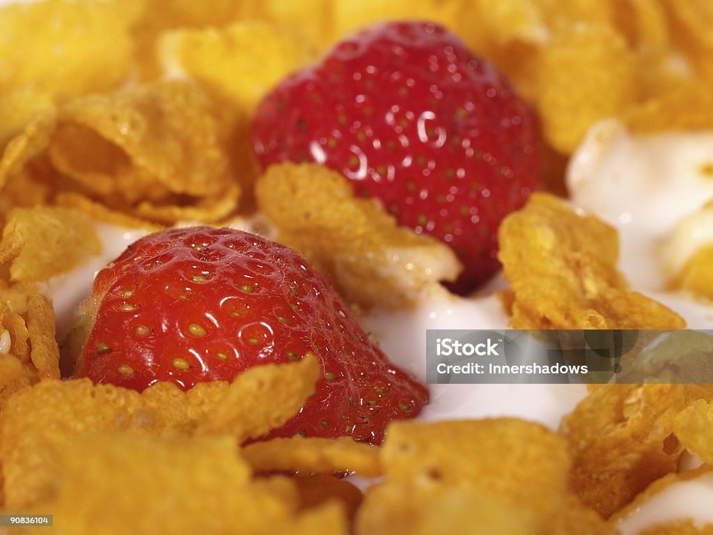 Cornflakes et des fraises - Photo de Aliment libre de droits