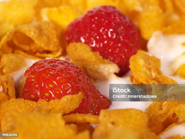 Photo libre de droit de Cornflakes Et Des Fraises banque d'images et plus d'images libres de droit de Aliment - Aliment, Aliment cru, Blé