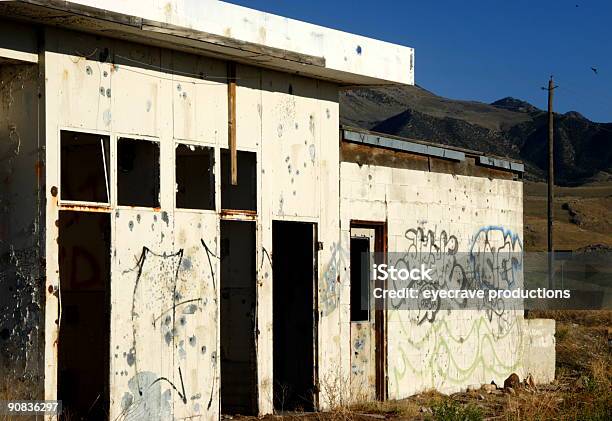Opuszczony Budynek Grunge - zdjęcia stockowe i więcej obrazów Bez ludzi - Bez ludzi, Brudny, Budynek z zewnątrz