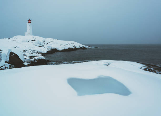 ペギーのコーブでの冬の嵐 - lighthouse scenics winter peggys cove ストックフォトと画像