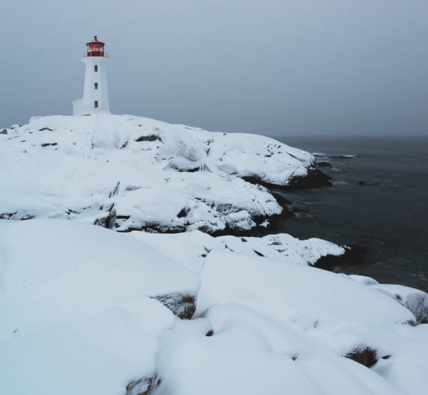 tempête hivernale dans s cove de peggy ' - lighthouse scenics winter peggys cove photos et images de collection