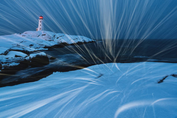 tempête hivernale dans s cove de peggy ' - lighthouse scenics winter peggys cove photos et images de collection