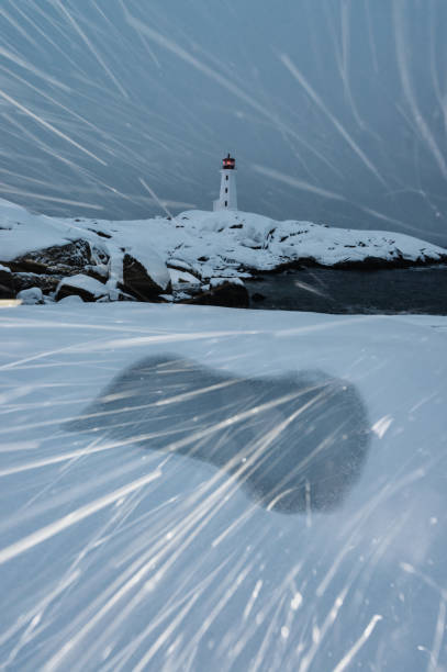 ペギーのコーブでの冬の嵐 - lighthouse scenics winter peggys cove ストックフォトと画像
