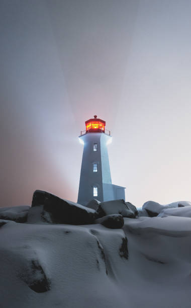 ペギーのコーブでの冬の嵐 - lighthouse scenics winter peggys cove ストックフォトと画像