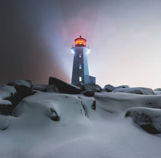 tempête hivernale dans s cove de peggy ' - lighthouse scenics winter peggys cove photos et images de collection