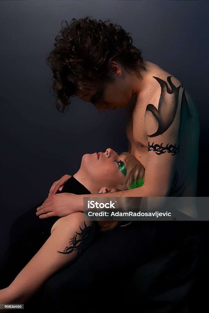 Tatto Paar - Lizenzfrei Finger auf den Mund legen Stock-Foto