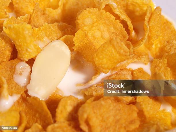 Foto de Cornflakes E Amêndoas Com Leite e mais fotos de stock de Alimentação Saudável - Alimentação Saudável, Amêndoa, Bebida