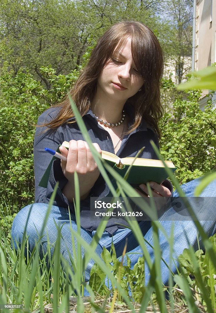 La ragazza con un libro - Foto stock royalty-free di Adolescente