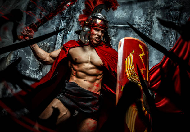 guerriero romano che attacca i suoi nemici - gladiator sword warrior men foto e immagini stock
