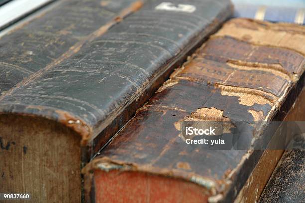 Livros Antigos - Fotografias de stock e mais imagens de Antiguidade - Antiguidade, Aprender, Capa de Livro