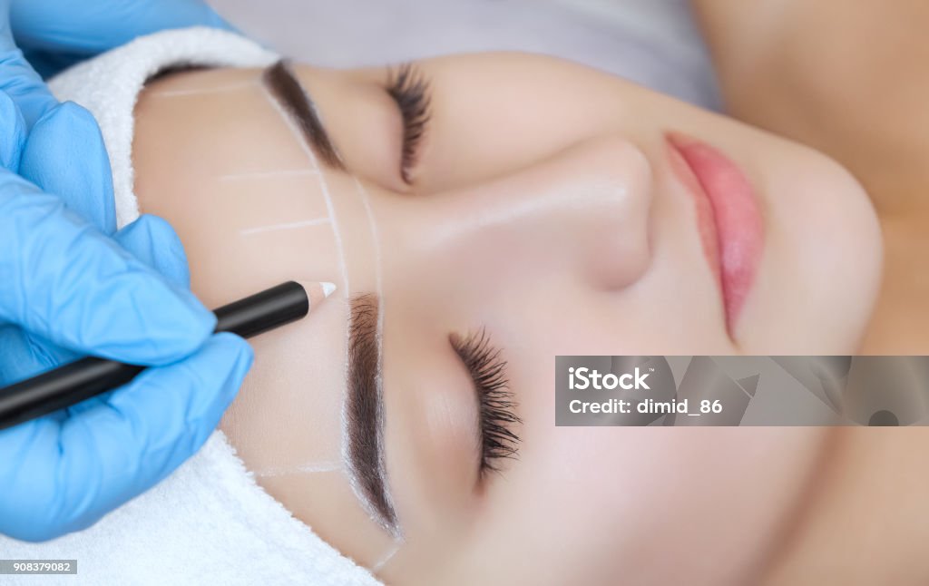 Maquillage permanent pour les sourcils de belle femme avec des sourcils épais dans un salon de beauté. - Photo de Sourcils libre de droits