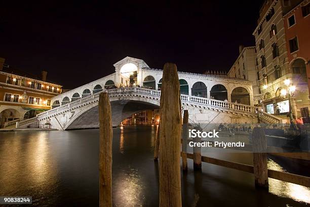 Foto de A Ponte De Rialto À Noite e mais fotos de stock de Acender - Acender, Baixo - Posição, Canal