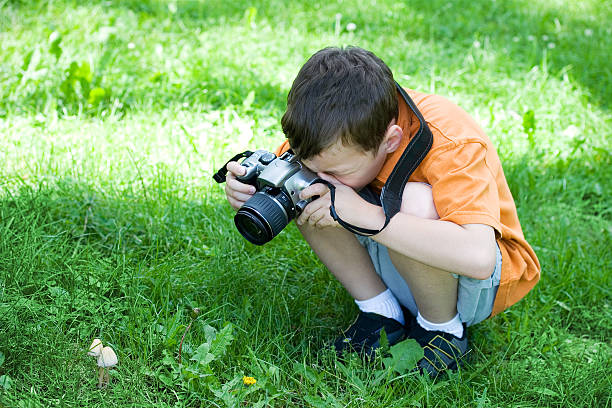 joven fotógrafo - cámara slr fotografías e imágenes de stock