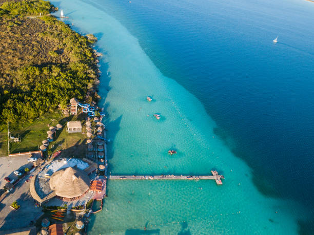 vista superior de água turquesa lindo. laguna bacalar no méxico - o lago de sete cores. foto aérea. o lago de água doce alimentam por cenotes subterrâneos que se parece com o oceano. vista superior - mayan riviera - fotografias e filmes do acervo