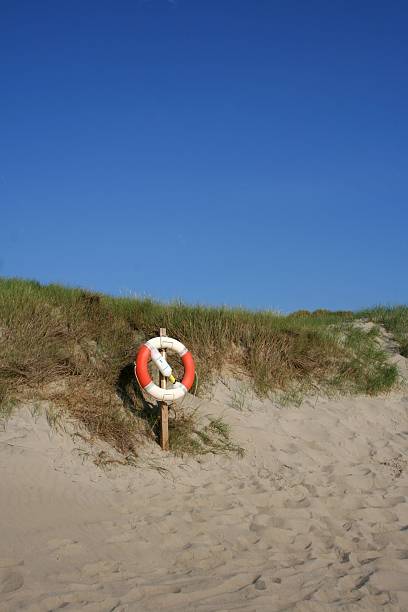 спасательная буй на пляж - abrasiveness стоковые фото и изображения