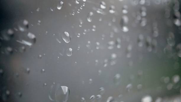 raindrops na janela de vidro - window reflection - fotografias e filmes do acervo