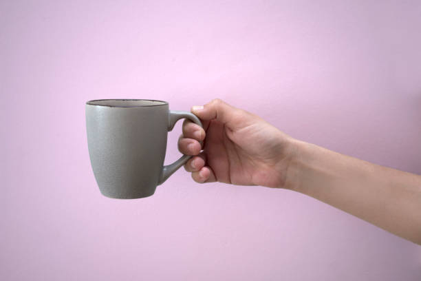 manos sosteniendo una taza de café - caffeine full frame studio shot horizontal fotografías e imágenes de stock
