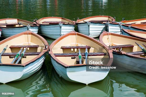 Barcas De Remo 4 Foto de stock y más banco de imágenes de Agua - Agua, Amarrado, Barco de remos