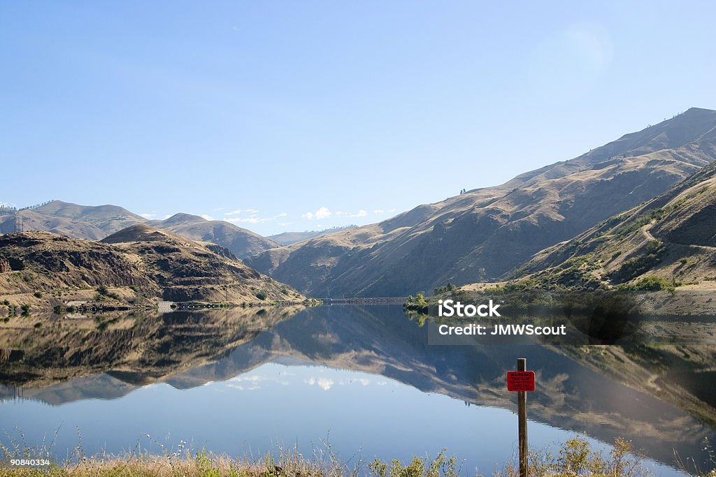 Lago de montanha com reflexões e sinal de perigo - Royalty-free Idaho Foto de stock