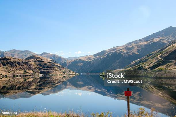 Lago De Montanha Com Reflexões E Sinal De Perigo - Fotografias de stock e mais imagens de Idaho - Idaho, Rio Snake, Reservatório