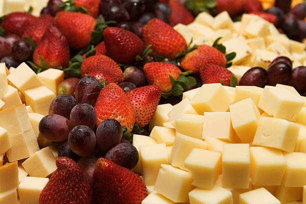 Fragole, formaggio e uva - foto stock