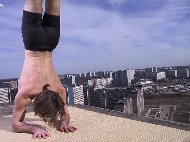 хатха йога на крыше - yoga city handstand control стоковые фото и изображения