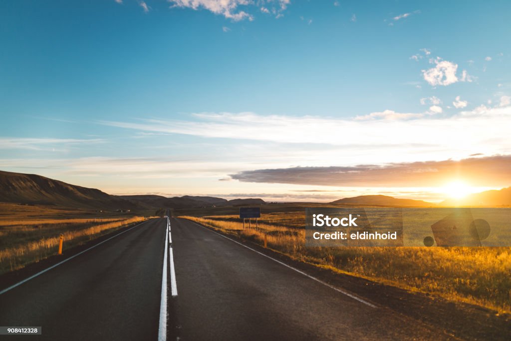 Islands Ringstraße Selbstfahrer-Tour fahren. Nummer 1 Straße auf Island, wunderschöne Ausblicke in der Nähe der Autobahnanschluss. Touristische Attraktion und Camper Tour-Route. Goldener Sonnenuntergang beleuchtet Asphaltstraße. - Lizenzfrei Straßenverkehr Stock-Foto