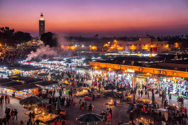 azul hora djemaa el fna praça koutoubia mesquita marrakech marrocos - jema el fna - fotografias e filmes do acervo