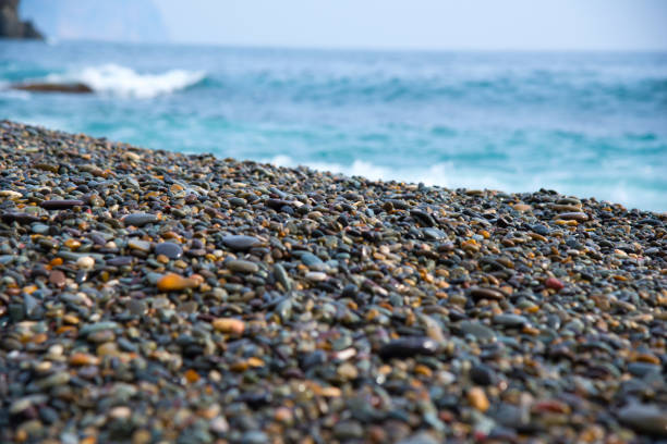 바다로 돌 자갈 푸른 바다의 부드러운 파도 - pebble beach california 뉴스 사진 이미지