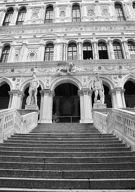 las escaleras - doges palace palazzo ducale staircase steps fotografías e imágenes de stock