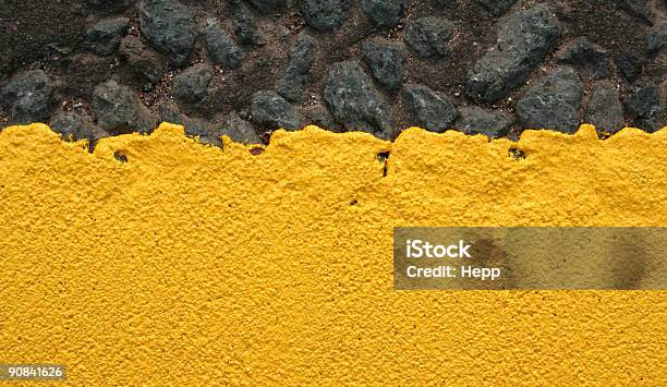 후형 노랑 페인트 0명에 대한 스톡 사진 및 기타 이미지 - 0명, 2중 황색 실선, 노란색 배경