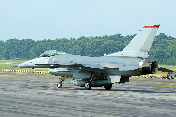 F - 16 rodaje en tierra - foto de stock