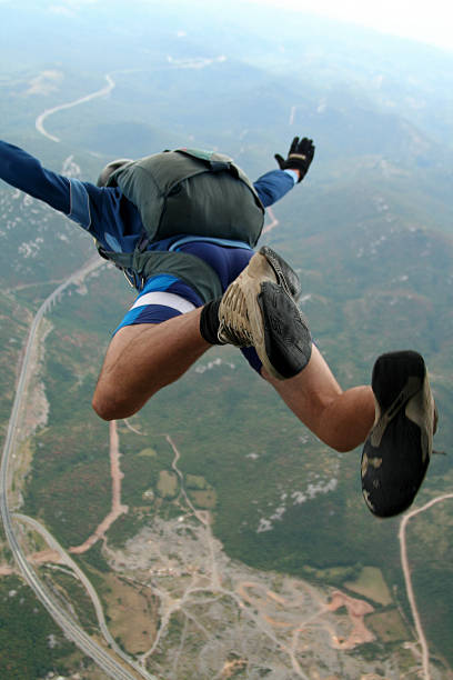 sautez dans un abysse - skydiving air aerial view vertical photos et images de collection