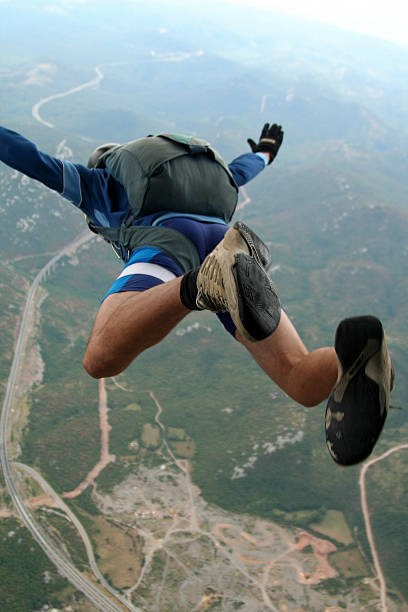 przejdź do the abyss - skydiving air aerial view vertical zdjęcia i obrazy z banku zdjęć