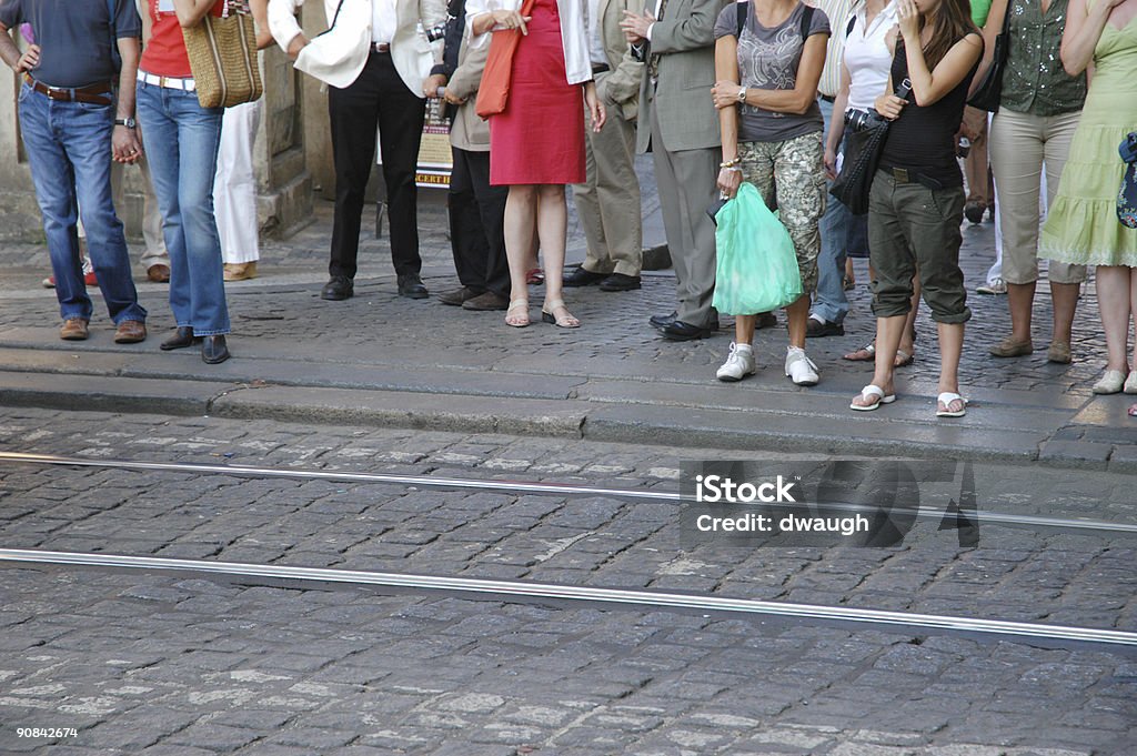 Leute warten auf Zug und Straßenbahn - Lizenzfrei Abwarten Stock-Foto