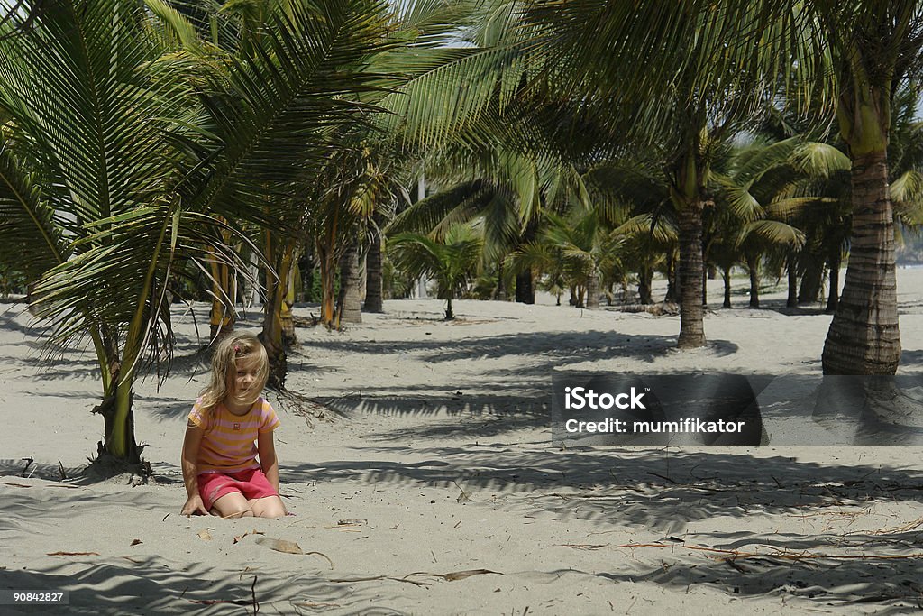 девушка на пляже - Стоковые фото Береговая линия роялти-фри