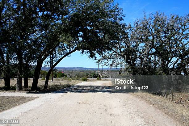 Droga Między Drzewa W Texas Hill Country - zdjęcia stockowe i więcej obrazów Bez ludzi - Bez ludzi, Brązowy, Cień