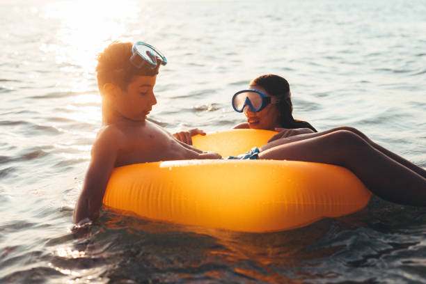 istock Friends are having fun on vacation 908430590