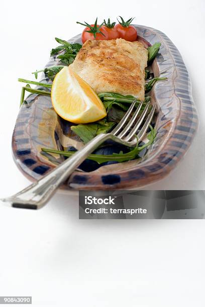 Pesce E Insalata Sul Piatto Di Terracotta - Fotografie stock e altre immagini di Alimentazione sana - Alimentazione sana, Artigianato, Cena