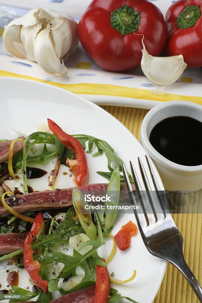 carpaccio de carne de res, el corte anterior - Foto de stock de Ajo libre de derechos