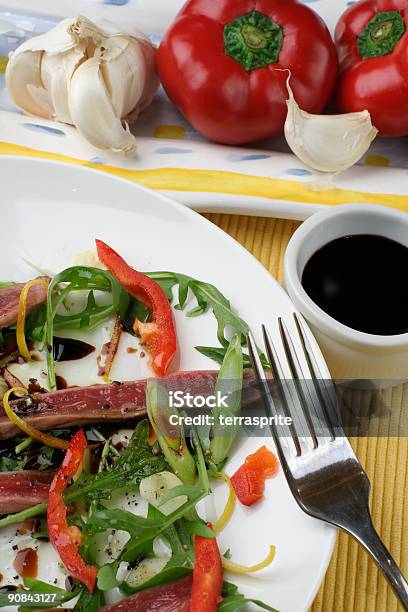 Carpaccio De Carne De Res El Corte Anterior Foto de stock y más banco de imágenes de Ajo - Ajo, Alimento, Aperitivo - Plato de comida