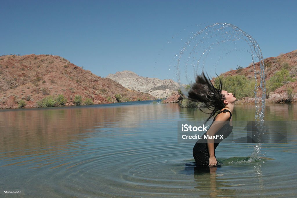 Hermoso cabello de mujer elegir su canal preferido en agua - Foto de stock de Adulto libre de derechos