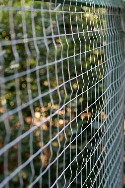 valla de cable - chainlink fence fence chain turnstile fotografías e imágenes de stock