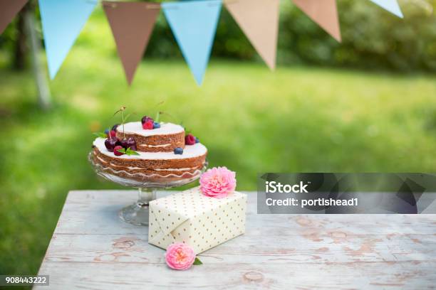 Birthday Cake - Fotografias de stock e mais imagens de Aniversário - Aniversário, Mesa - Mobília, Festa