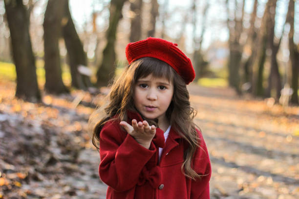 istock Little girl send kiss 908443932