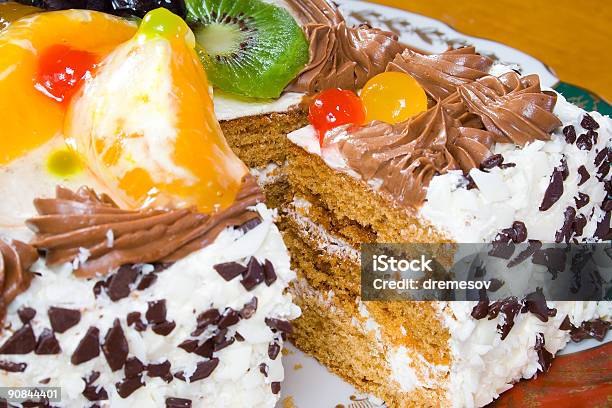 Foto de Bolo Cremoso De Chocolate Com Frutas E e mais fotos de stock de Alegria - Alegria, Açúcar, Baga - Fruta