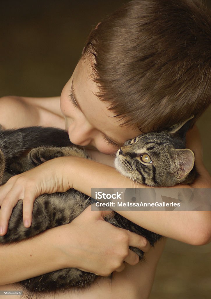 Kind Schmusen eine Katze ~Alternative Behandlungsmethode - Lizenzfrei Mischlingskatze Stock-Foto