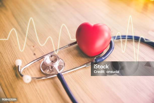 Corazón Rojo Y Estetoscopio Con Cardiograma Foto de stock y más banco de imágenes de Símbolo en forma de corazón - Símbolo en forma de corazón, Estetoscopio, Asistencia sanitaria y medicina